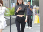 黑色紧身开叉裤的搭配,打造个性魅力造型”